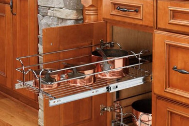 Foto di una cucina rustica con parquet chiaro, ante a filo, ante in legno scuro, top in granito, elettrodomestici in acciaio inossidabile e pavimento marrone