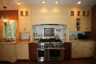 Example of a classic kitchen design in Charleston