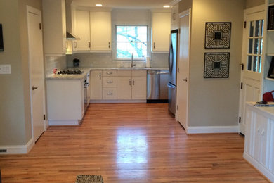Inspiration for a transitional u-shaped eat-in kitchen remodel in Charlotte