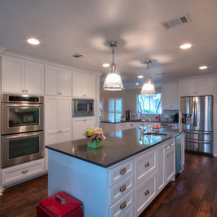 Large contemporary eat-in kitchen appliance - Example of a large trendy u-shaped medium tone wood floor eat-in kitchen design in Austin with an undermount sink, shaker cabinets, white cabinets, quartz countertops, white backsplash, stainless steel appliances and an island