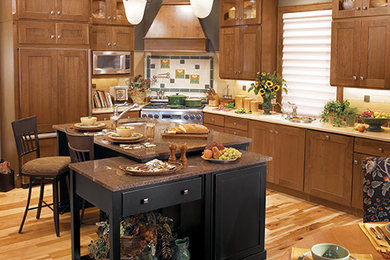 Example of a classic kitchen design in San Diego