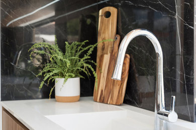 Große Moderne Küche mit integriertem Waschbecken, Quarzwerkstein-Arbeitsplatte, Küchenrückwand in Schwarz, Rückwand aus Keramikfliesen, Kücheninsel und weißer Arbeitsplatte in Perth