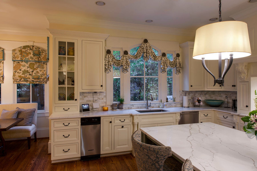 Kitchen & Breakfast Area