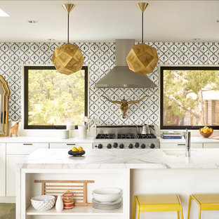 Foto di una cucina boho chic di medie dimensioni con lavello sottopiano, ante in stile shaker, ante bianche, paraspruzzi con piastrelle in ceramica, elettrodomestici in acciaio inossidabile, isola, top in marmo e pavimento in ardesia