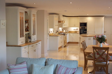 Idee per una cucina abitabile chic di medie dimensioni con pavimento in gres porcellanato
