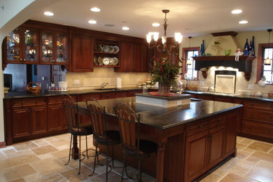 Kitchen - traditional kitchen idea in Chicago