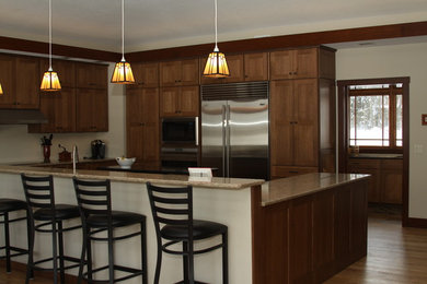 Eat-in kitchen - traditional l-shaped eat-in kitchen idea in Minneapolis