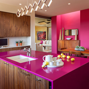 Foto di una cucina minimal di medie dimensioni con lavello a doppia vasca, ante lisce, ante in legno scuro, top in superficie solida, paraspruzzi bianco, paraspruzzi in gres porcellanato, elettrodomestici in acciaio inossidabile e top rosa