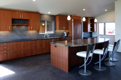 フェニックスにある中くらいなコンテンポラリースタイルのおしゃれなキッチン (濃色木目調キャビネット、フラットパネル扉のキャビネット、グレーのキッチンパネル、パネルと同色の調理設備、セラミックタイルの床、グレーの床、シングルシンク) の写真