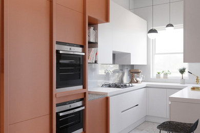 Modelo de cocinas en U moderno de tamaño medio con armarios con paneles lisos, puertas de armario blancas y suelo gris