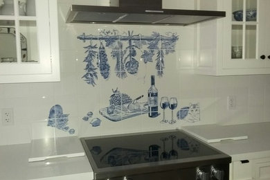 Modelo de cocina contemporánea de tamaño medio con salpicadero de azulejos de cerámica