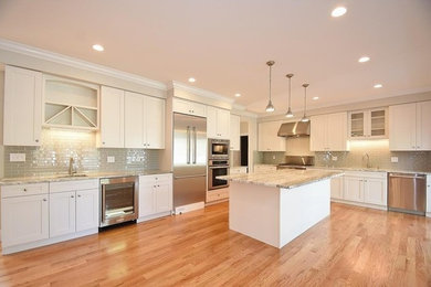 バーリントンにある低価格の広いトランジショナルスタイルのおしゃれなキッチン (グレーのキッチンパネル、ガラスタイルのキッチンパネル) の写真
