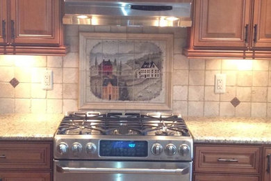 Cette photo montre une cuisine en bois brun avec un placard à porte affleurante, une crédence beige et un électroménager en acier inoxydable.