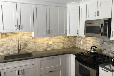 Kitchen - traditional kitchen idea in Philadelphia