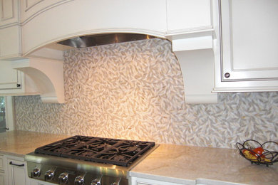 Diseño de cocina clásica renovada con puertas de armario blancas, salpicadero multicolor y salpicadero de azulejos de piedra
