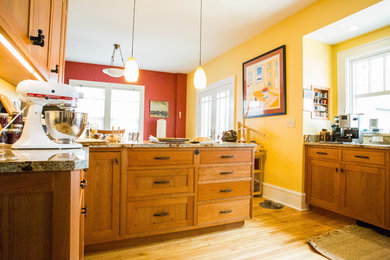 バーリントンにある中くらいなトラディショナルスタイルのおしゃれなキッチン (淡色木目調キャビネット、御影石カウンター、淡色無垢フローリング) の写真