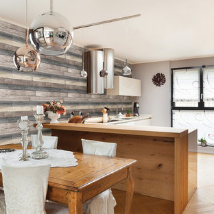 Immagine di una cucina a L industriale con ante lisce, ante beige, parquet chiaro e penisola