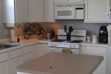 Kitchen - traditional kitchen idea in Indianapolis