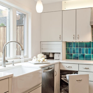 Moderne Küche in L-Form mit Landhausspüle, flächenbündigen Schrankfronten, weißen Schränken und Küchenrückwand in Blau in Denver