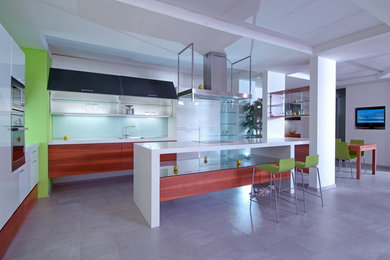 Foto de cocina comedor moderna de tamaño medio con suelo de linóleo