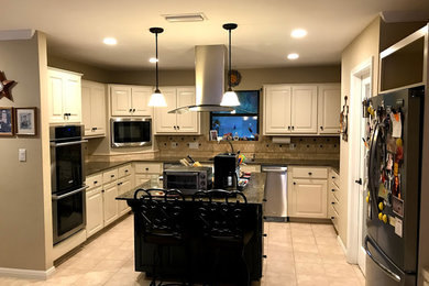 Inspiration for a large timeless kitchen remodel in Austin