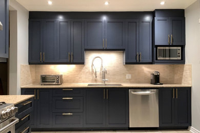 Diseño de cocina moderna con armarios estilo shaker y puertas de armario azules