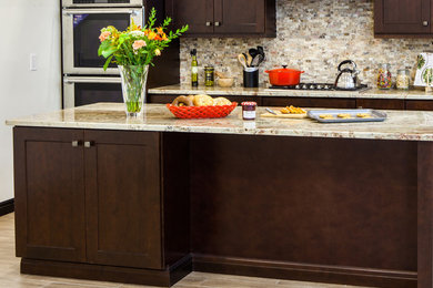 Immagine di una cucina design con ante in stile shaker e ante in legno bruno