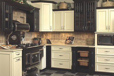 Example of an eclectic kitchen design in Cincinnati