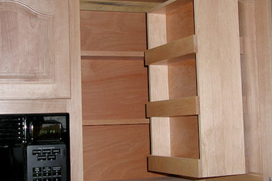 Foto de cocina grande con armarios con paneles empotrados y puertas de armario de madera clara