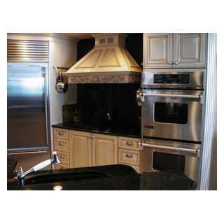 Kitchen Cabinets - Traditional - Kitchen - by Sarasota Cabinetry Inc ...
