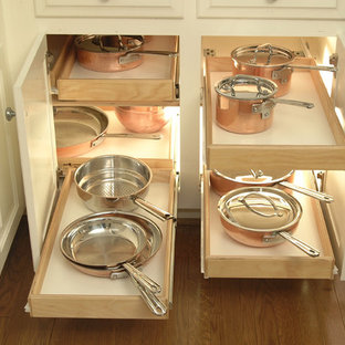 Example of a classic kitchen design in Detroit