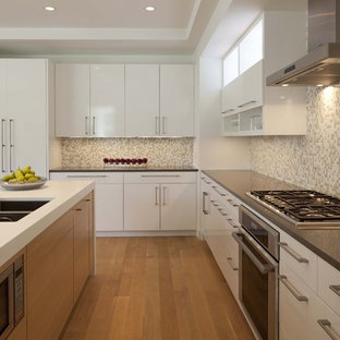 Idee per una cucina contemporanea con lavello a doppia vasca, top in superficie solida, ante lisce, ante bianche e paraspruzzi con piastrelle a mosaico