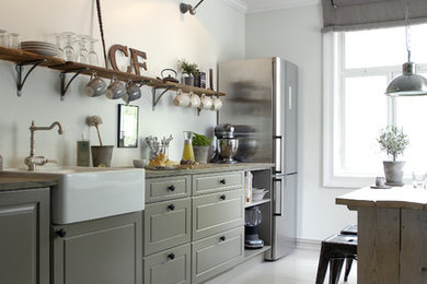 Imagen de cocina comedor campestre con armarios con paneles con relieve, puertas de armario grises, electrodomésticos de acero inoxidable, encimera de cuarzo compacto, suelo de madera pintada y cortinas