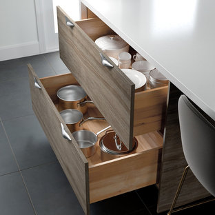 Ispirazione per una cucina moderna con ante in stile shaker, paraspruzzi bianco, pavimento nero e top bianco