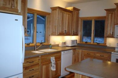 Cette image montre une cuisine avec un placard avec porte à panneau surélevé et un plan de travail en stratifié.