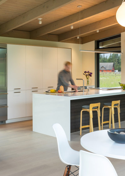 Midcentury Kitchen by David Coleman / Architecture