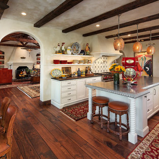 Foto de cocina comedor mediterránea, grande, con puertas de armario blancas, salpicadero multicolor, electrodomésticos de acero inoxidable, una isla, armarios abiertos, suelo de madera en tonos medios y suelo naranja