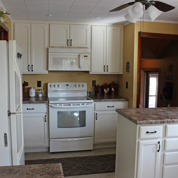 Kitchen Design: Mid Continent Cabinetry, Formica Butterum Granite-look Counter