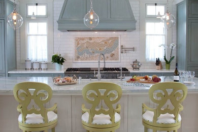 Exempel på ett stort maritimt kök, med en rustik diskho, skåp i shakerstil, blå skåp, marmorbänkskiva, vitt stänkskydd, stänkskydd i tunnelbanekakel, rostfria vitvaror, mellanmörkt trägolv, en köksö och brunt golv