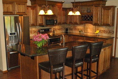 Kitchen - traditional kitchen idea in St Louis