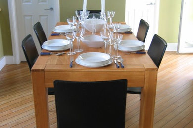 Foto di una sala da pranzo aperta verso la cucina design di medie dimensioni con pareti verdi e pavimento in laminato