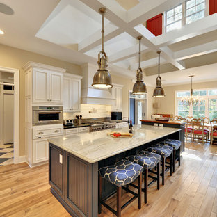 Maritime Küche mit Küchengeräten aus Edelstahl in Philadelphia