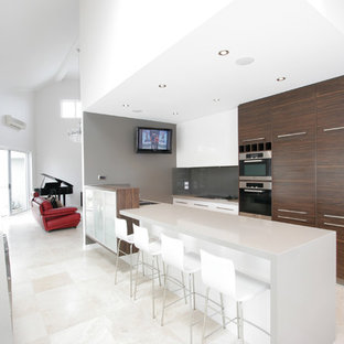 Moderne Küche in L-Form mit flächenbündigen Schrankfronten und Küchenrückwand in Grau in Brisbane