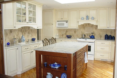 Elegant kitchen photo in Jackson