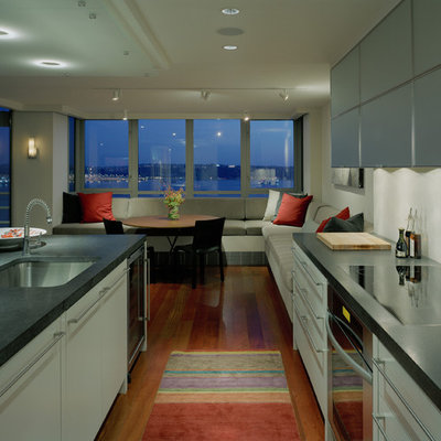 Trendy kitchen photo in Seattle with an undermount sink