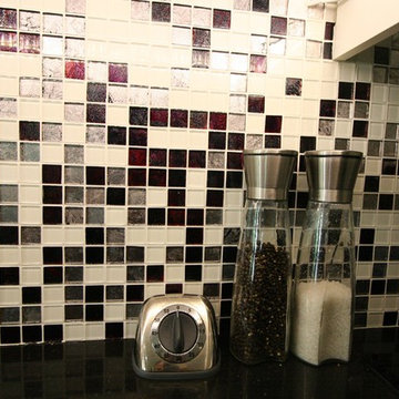 Kitchen glass mosaic backsplash / red accents