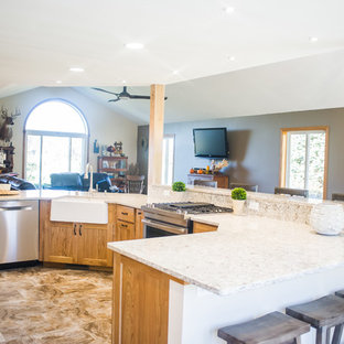 Idee per una grande cucina country con lavello stile country, ante con riquadro incassato, ante viola, paraspruzzi beige, elettrodomestici in acciaio inossidabile, pavimento in legno massello medio, isola e top in granito