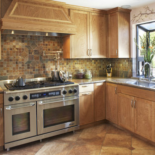 Imagen de cocina mediterránea con fregadero de doble seno, armarios estilo shaker, puertas de armario de madera oscura, salpicadero marrón, electrodomésticos de acero inoxidable y salpicadero de pizarra