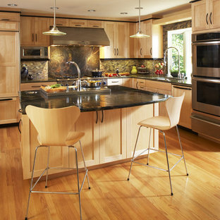 Moderne Küchenbar in L-Form mit Schrankfronten im Shaker-Stil, hellen Holzschränken, Küchengeräten aus Edelstahl, Granit-Arbeitsplatte und Rückwand aus Schiefer in San Francisco