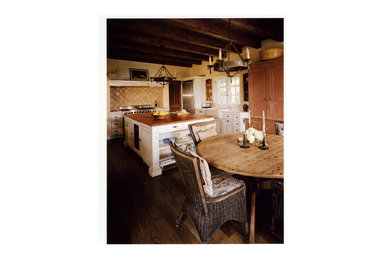 サンルイスオビスポにあるラスティックスタイルのおしゃれな独立型キッチン (エプロンフロントシンク、セラミックタイルのキッチンパネル、シルバーの調理設備、濃色無垢フローリング) の写真